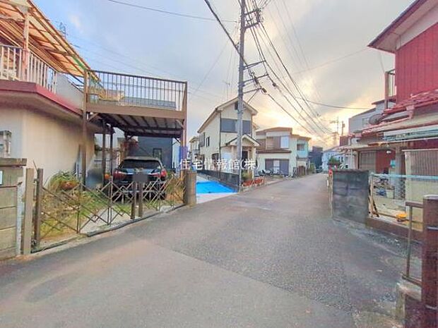 前面道路を含めた現地写真です。