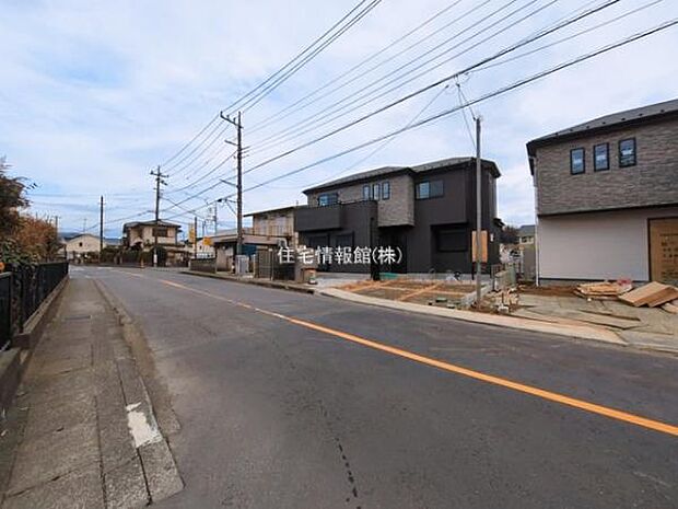 前面道路を含めた現地写真です。