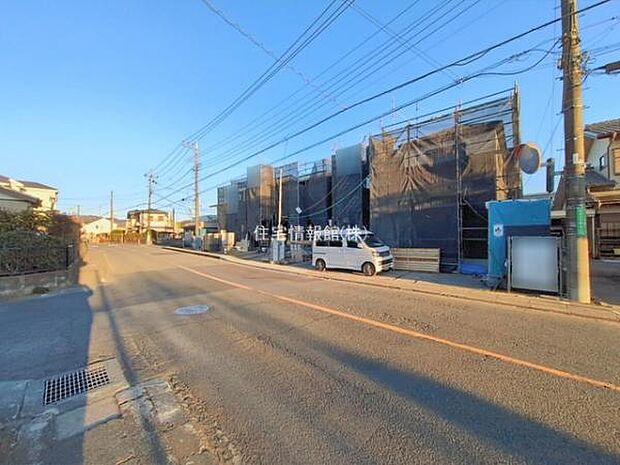 前面道路を含めた現地写真です。