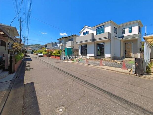 前面道路を含めた現地写真です。