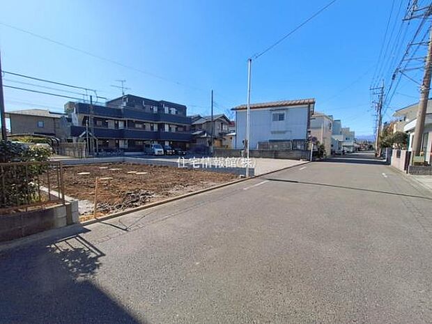 前面道路を含めた現地写真です。