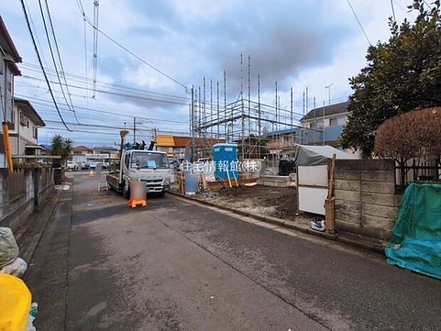 前面道路を含めた現地写真です。