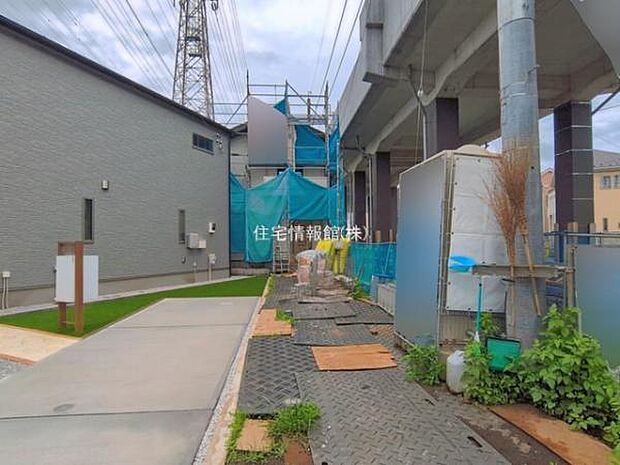 前面道路を含めた現地写真です。