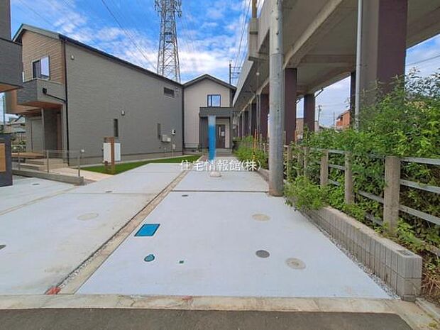 前面道路を含めた現地写真です。