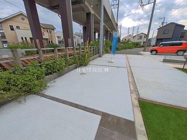 前面道路を含めた現地写真です。