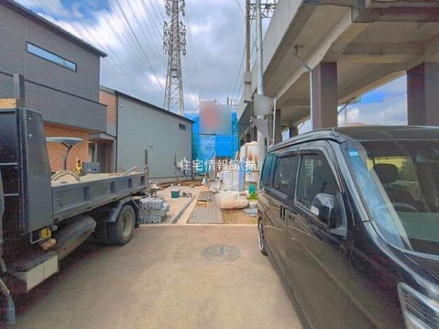 前面道路を含めた現地写真です。