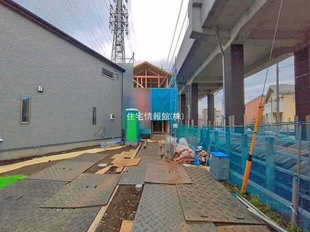 前面道路を含めた現地写真です。