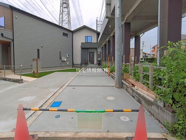 前面道路を含めた現地写真です。