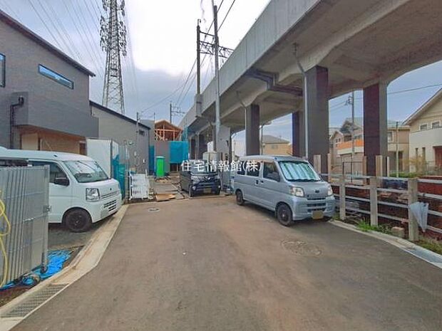前面道路を含めた現地写真です。