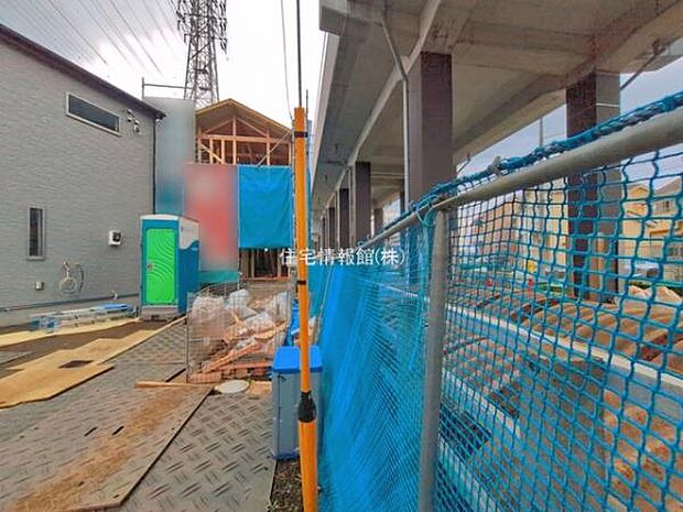 前面道路を含めた現地写真です。