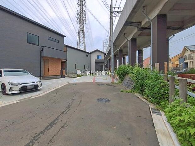 前面道路を含めた現地写真です。