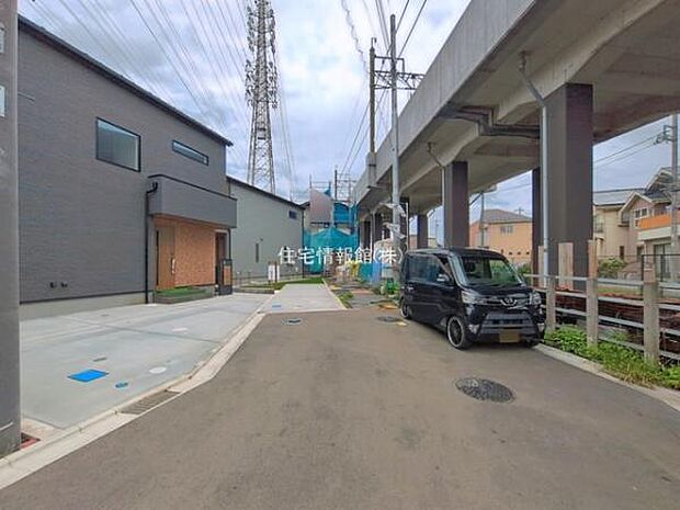 前面道路を含めた現地写真です。