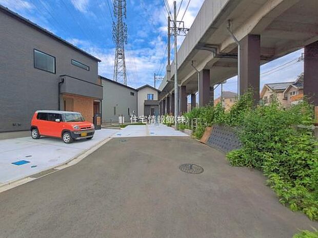 前面道路を含めた現地写真です。