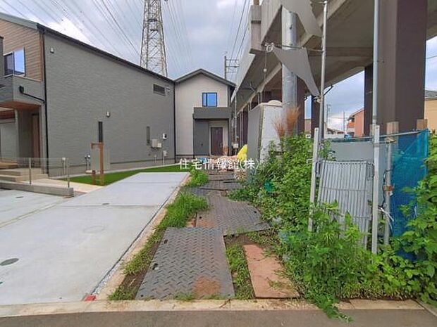 前面道路を含めた現地写真です。