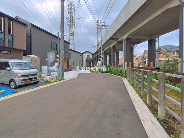 前面道路を含めた現地写真です。