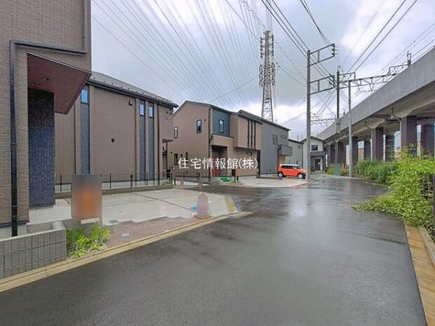 前面道路を含めた現地写真です。