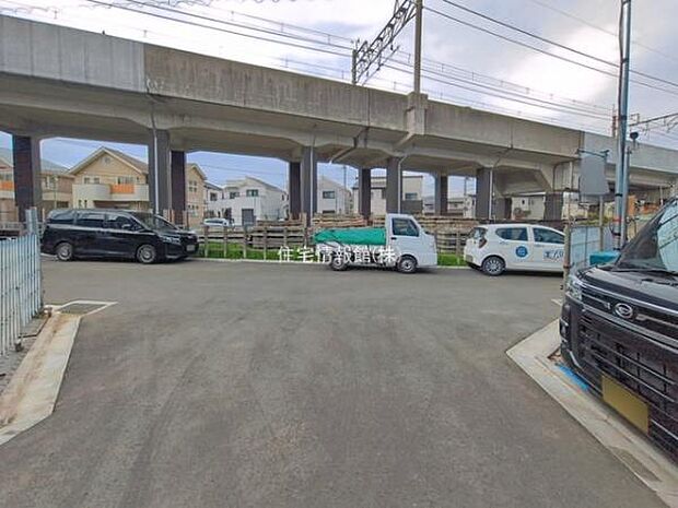 前面道路を含めた現地写真です。