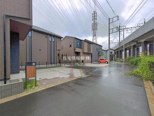 前面道路を含めた現地写真です。