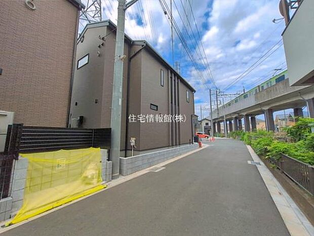 前面道路を含めた現地写真です。