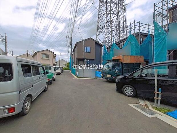 前面道路を含めた現地写真です。