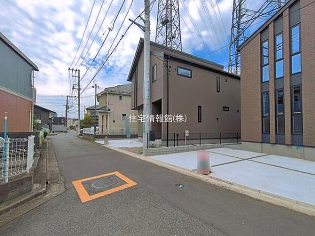 前面道路を含めた現地写真です。