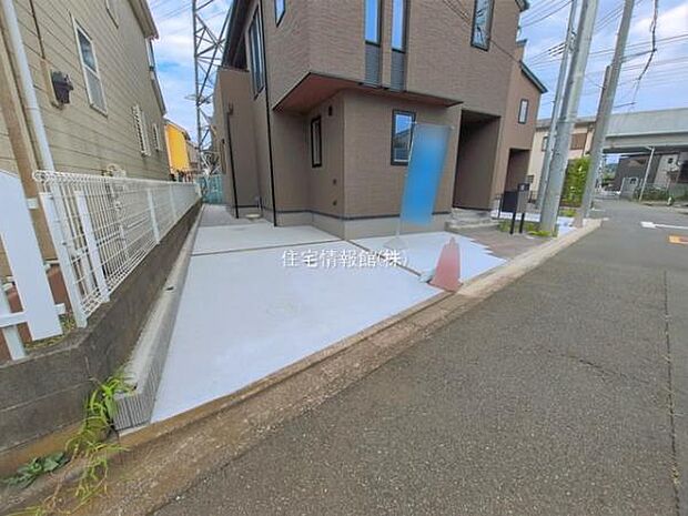 前面道路を含めた現地写真です。