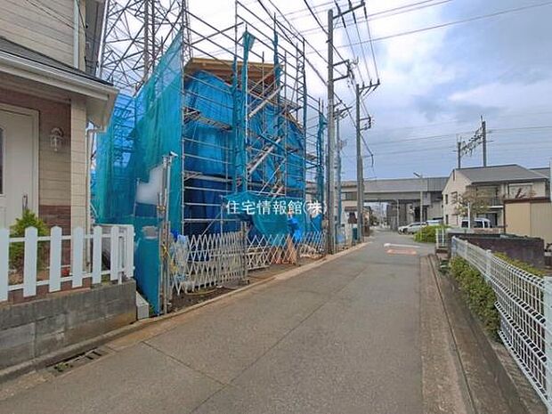 前面道路を含めた現地写真です。