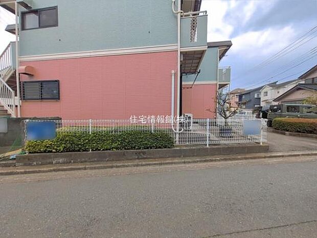 前面道路を含めた現地写真です。