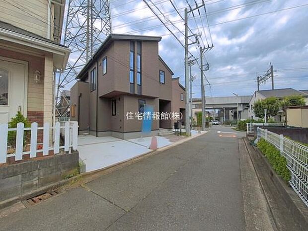 前面道路を含めた現地写真です。