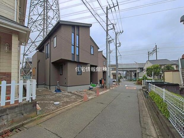 前面道路を含めた現地写真です。