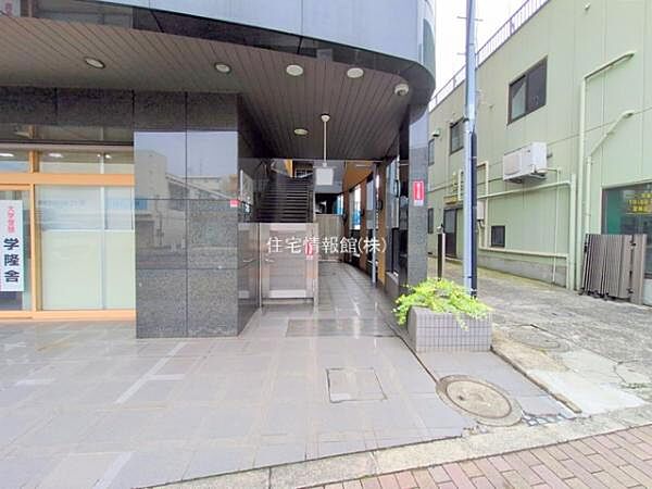 ゆったりとした印象のエントランスです。