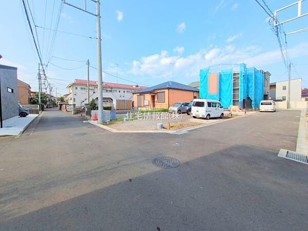 前面道路を含めた現地写真です。