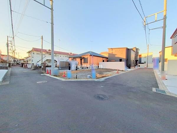 前面道路を含めた現地写真です。