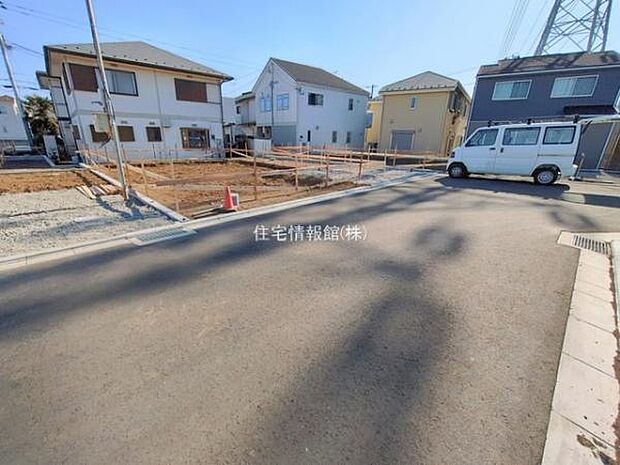 前面道路を含めた現地写真です。