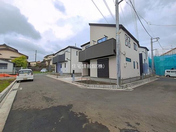 前面道路を含めた現地写真です。