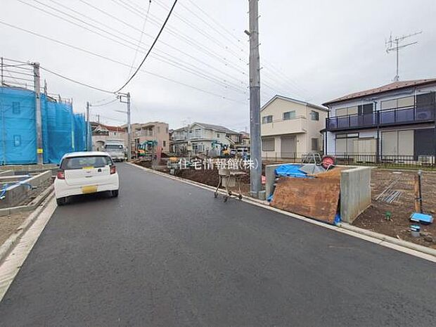 前面道路を含めた現地写真です。