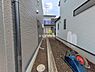 外観：前面道路を含めた現地写真です。