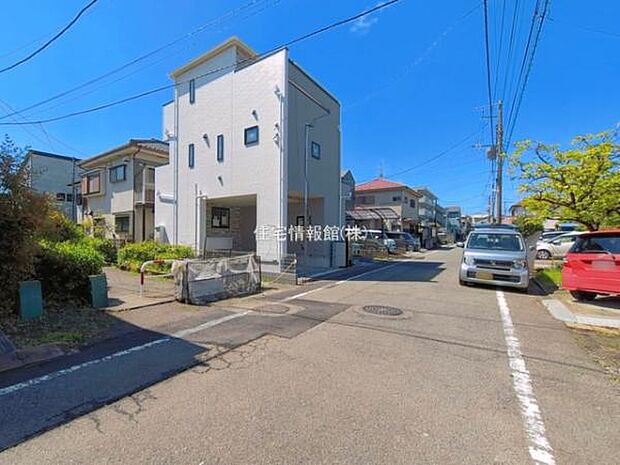 前面道路を含めた現地写真です。