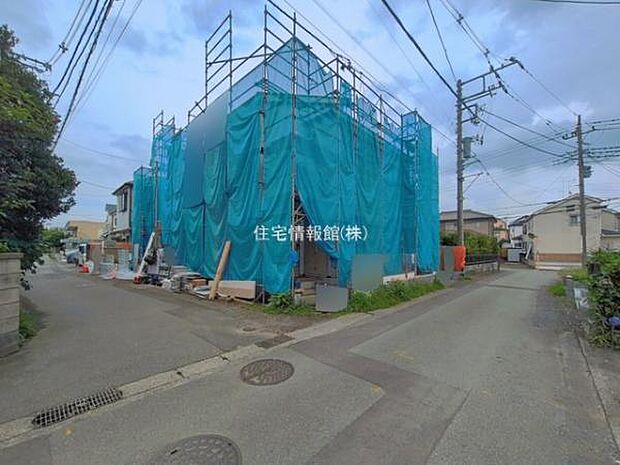 前面道路を含めた現地写真です。