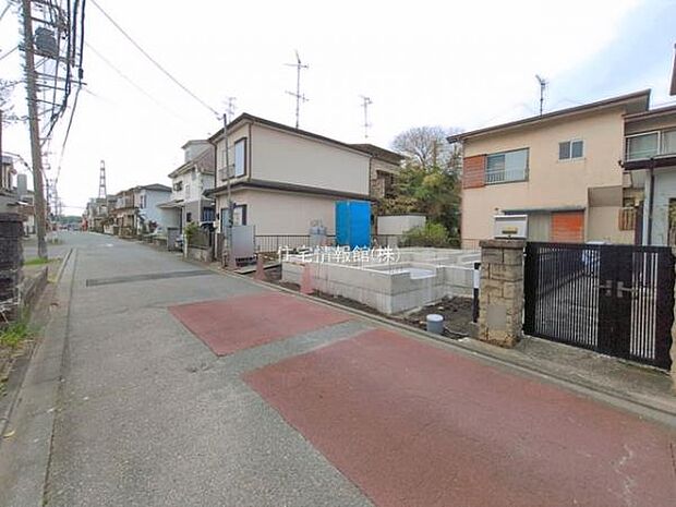 前面道路を含めた現地写真です。