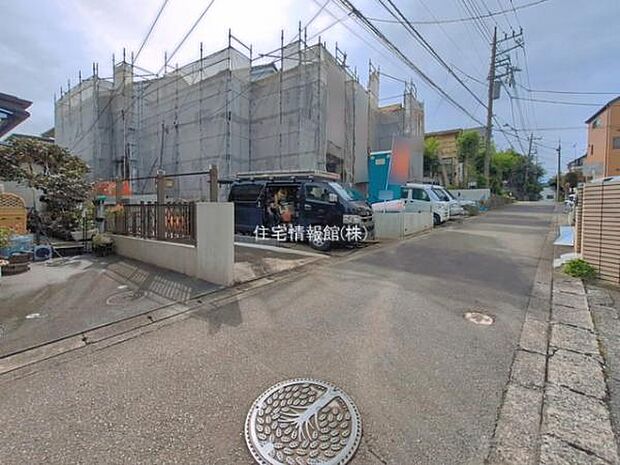 前面道路を含めた現地写真です。