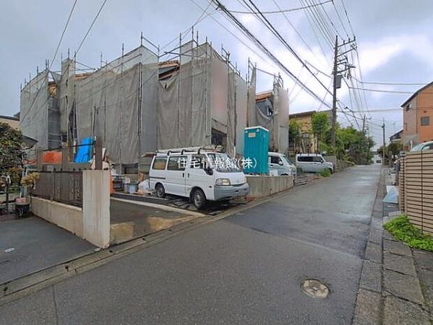 前面道路を含めた現地写真です。