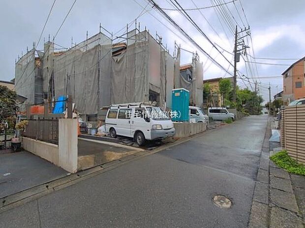 前面道路を含めた現地写真です。