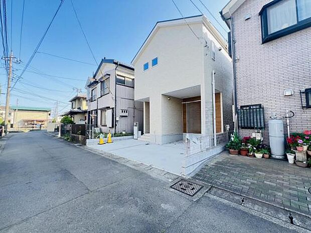前面道路を含めた現地写真です。