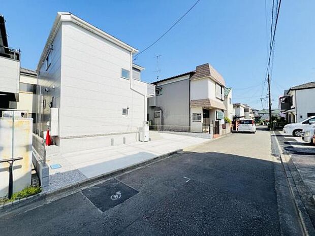 前面道路を含めた現地写真です。