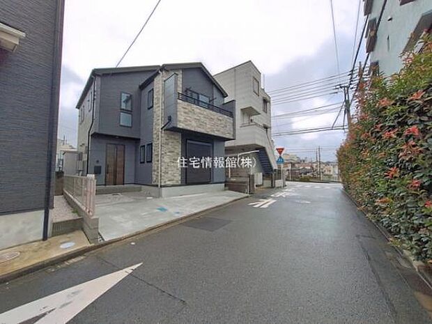 前面道路を含めた現地写真です。