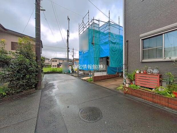 前面道路を含めた現地写真です。