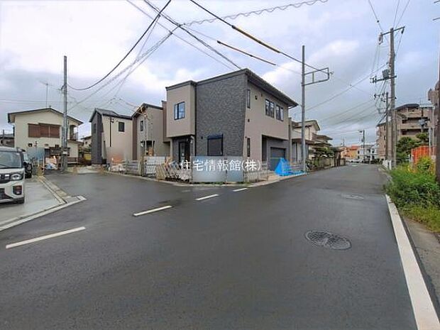 前面道路を含めた現地写真です。