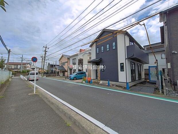 前面道路を含めた現地写真です。