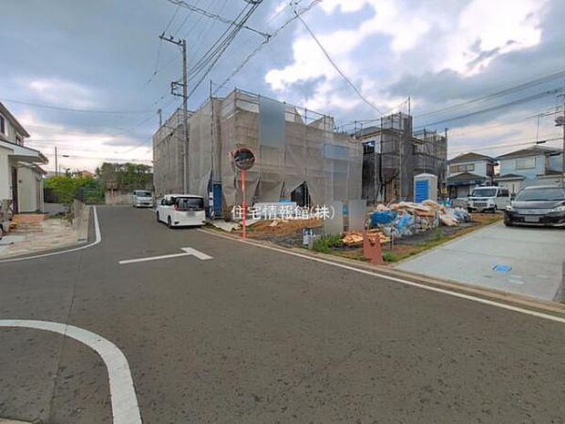 前面道路を含めた現地写真です。